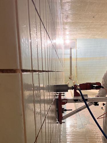 Bohrkernentnahme in einer Wasserkammer für die Bauzustandsanalyse