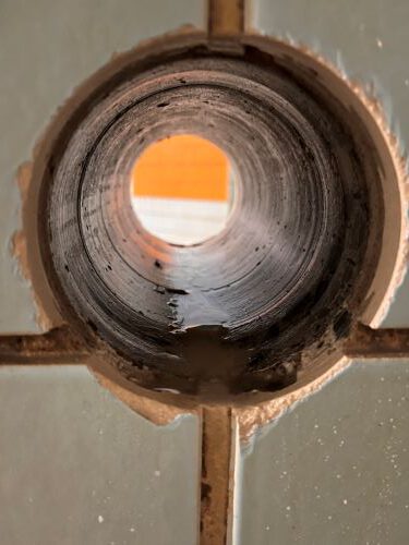 Kernbohrung mit gut sichtbaren Hohlstellen hinter den Fliesen