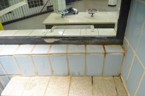 Trinkwasserbehälter Sanieren: Hier defekte Fensterdichtung